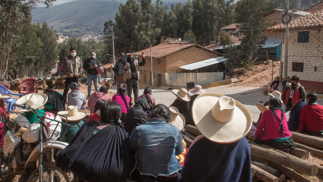 Servidores de la unidad ejecutora realizando sensibilizando a la población adyacentes a Cerro Miraflores