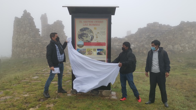 Servidores de la unidad ejecutora y autoridades civiles de Marcahuamachuco develando los modernos paneles 