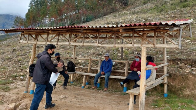 Servidores de la unidad ejecutora brindando una charla de sensibilización al personal de mantenimiento 
