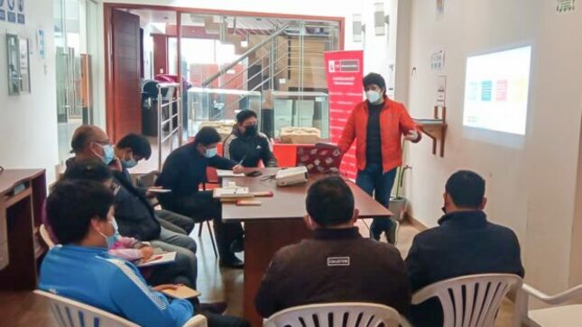 Servdiores de la unidad ejecutora desarrollando una mesa de trabajo con servidores de la comuna provincial de Sánchez Carrión