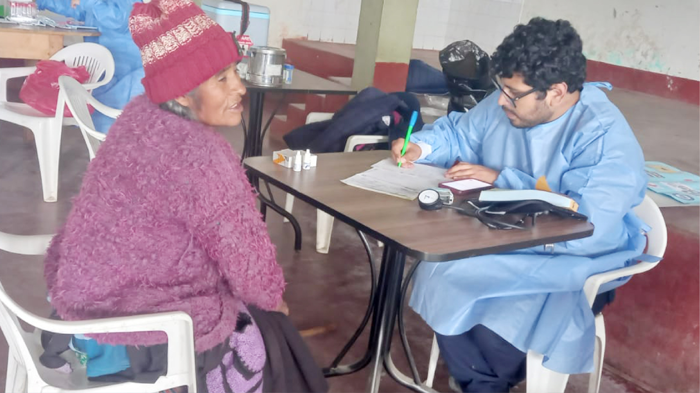 Personas adultas mayores a chequear su salud para tener un envejecimiento activo y saludable