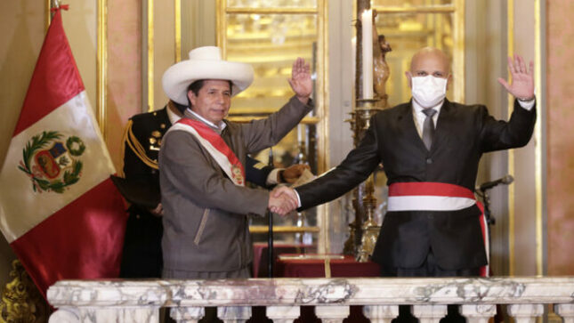Presidente y Ministro de Cultura saludando a los asistentes
