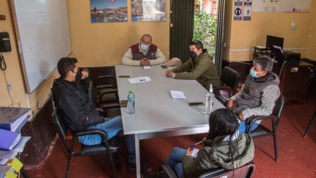 Servidores de la unidad ejecutora y comuna provincial sosteniendo una reunión de trabajo
