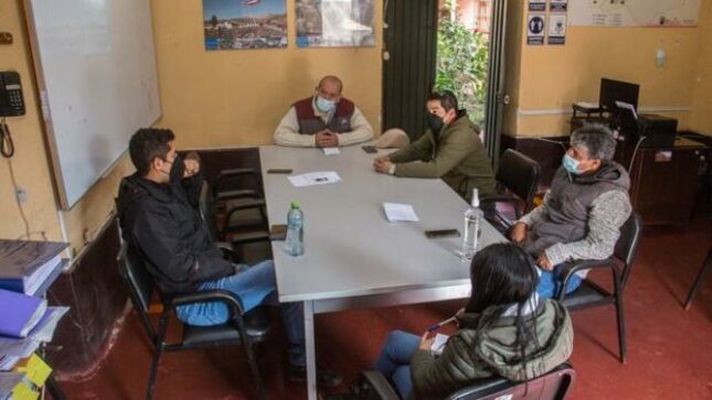 Servidores de la unidad ejecutora y comuna provincial sosteniendo una reunión de trabajo