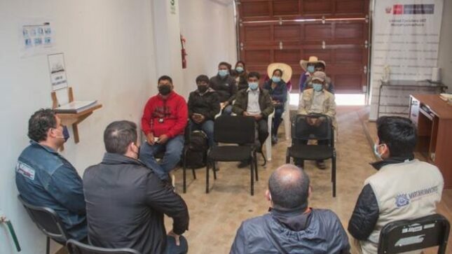 Servidores de la unidad ejecutora sosteniendo una reunión de trabajo con autoriades civiles de las zonas adyacentes a sitios arqueológicos.