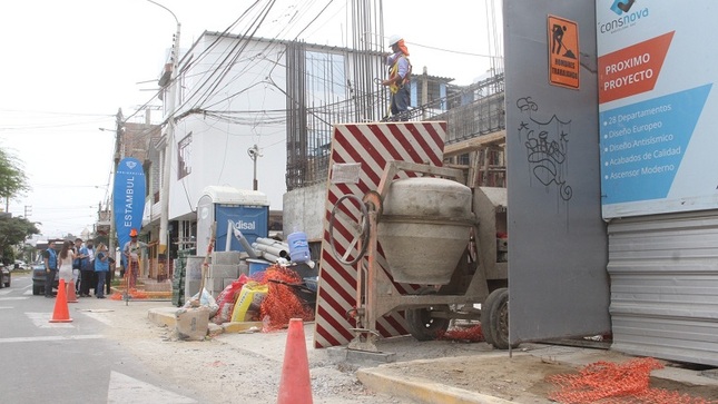 Además de la vereda, construcción de edificio ocupaba parte de la pista.