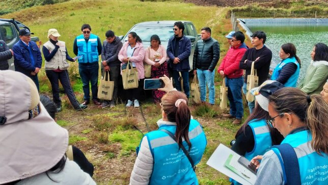 El burgomaestre de distrito de Condebamba Sr. Manuel Villar Romero, junto a la regidora, la Sub Gerente de Desarrollo Económico y otros miembros de las asociaciones agropecuarias del distrito, participaron de una pasantía denominada; "Conociendo las experiencias de siembra y cosecha de agua en la Libertad", con el objetivo de vivir de cerca la experiencia de contar con un gran embalse que almacene recurso hídrico necesario para el riego de cultivos y uso en actividades agropecuarias.
🔴Los participantes caminaron hacia una qocha de la parte alta donde recibieron explicaciones sobre el proceso de construcción los grandes beneficios de los que ahora gozan los campesinos gracias a la mayor disponibilidad de agua. 
🔴Esta experiencia servirá para trabajar este tipo de proyectos en Condebamba, donde ya se tiene los terrenos para la instalación de la qochas.
🔴En otro momento, el alcalde de Santiago de Chuco, entregó una resolución a la autoridad edil de Condebamba, declarándolo Huesped Ilustre por ser el alcalde que representó a la región Cajamarca.