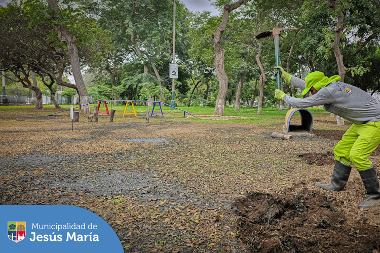 Nuestros especialistas realizan la preparación del suelo para posteriormente colocar gras 🌱