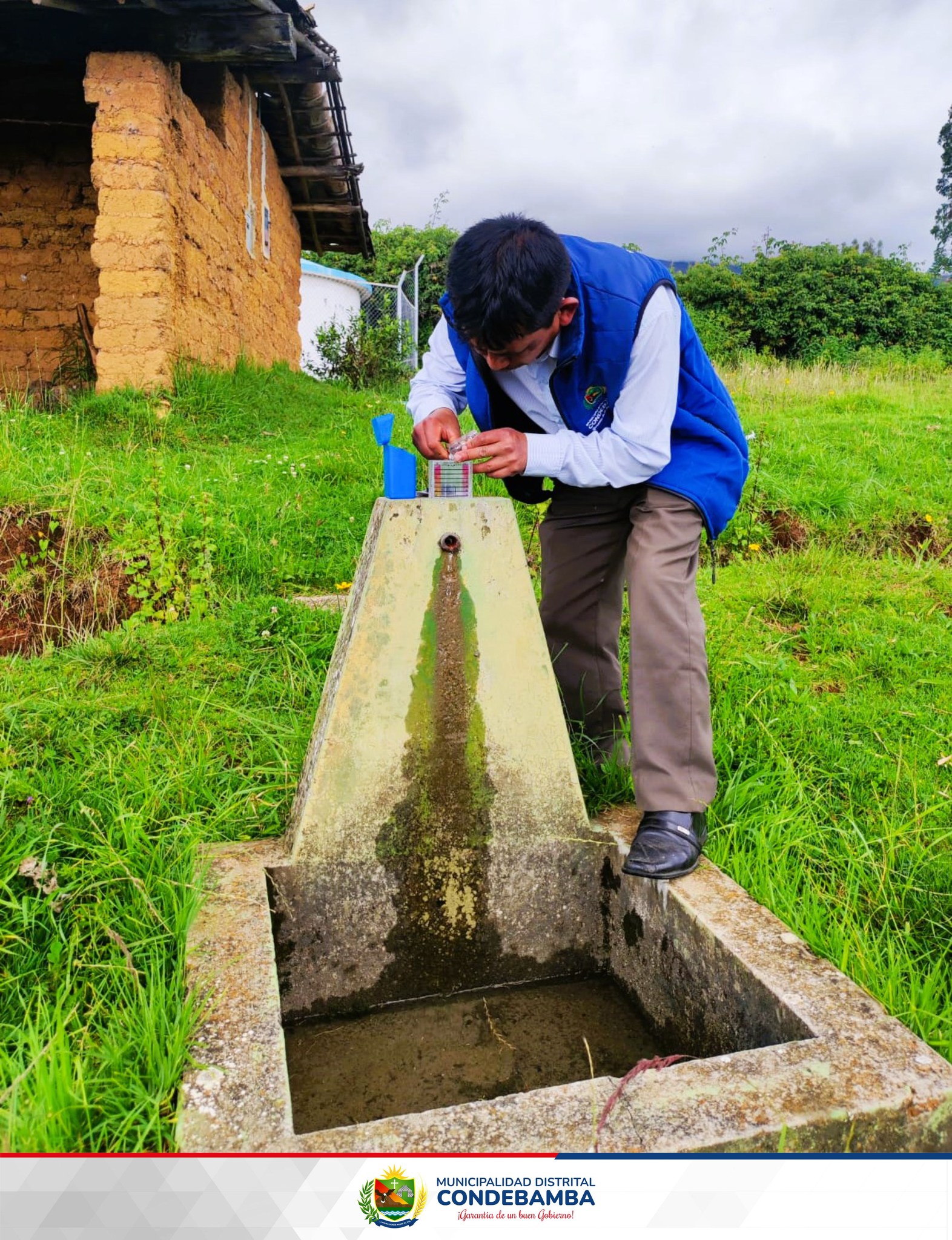 Con la finalidad de mejorar el servicio y llevar agua de calidad a las familias de Condebamba, la Municipalidad Distrital a través del Área Técnica Municipal, realizó el monitoreo y medición de cloro residual libre en el sistema de agua potable de la capital distrital.