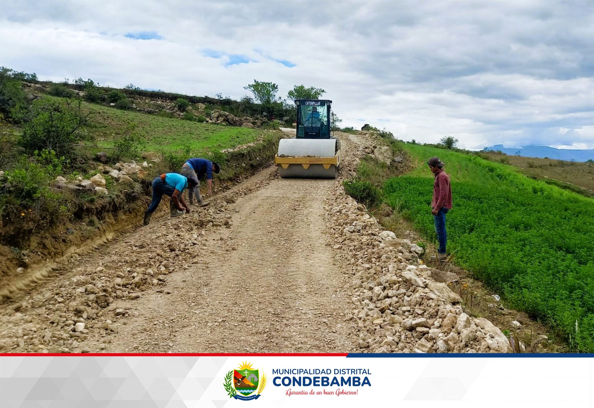 La Municipalidad Distrital de Condebamba, que lidera el Sr. Manuel Villar Romero, viene realizando el mantenimiento de un aproximado de 3.5 kilómetros de la vía de comunicación que llega al mirador turístico Caudayorco.
Estos trabajos mejorarán la transitabilidad vehicular y peatonal, beneficiando a los vecinos de esta y zonas aledañas. Los trabajos se realizan con maquinaria pesada de la entidad municipal.