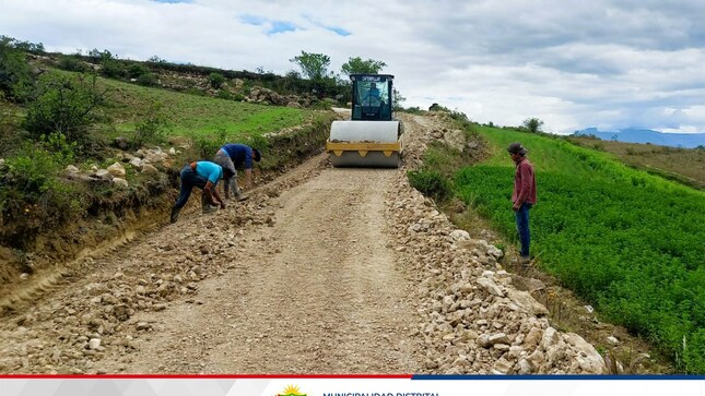 La Municipalidad Distrital de Condebamba, que lidera el Sr. Manuel Villar Romero, viene realizando el mantenimiento de un aproximado de 3.5 kilómetros de la vía de comunicación que llega al mirador turístico Caudayorco.
Estos trabajos mejorarán la transitabilidad vehicular y peatonal, beneficiando a los vecinos de esta y zonas aledañas. Los trabajos se realizan con maquinaria pesada de la entidad municipal.