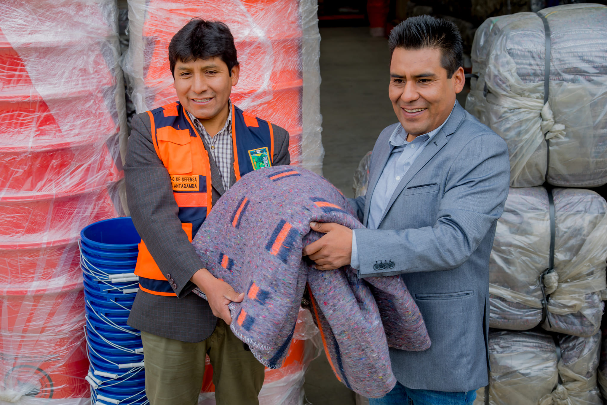 Gobernador Regional Percy Godoy entregó ayuda humanitaria en la provincia de Antabamba para combatir las bajas temperaturas