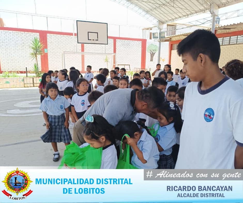 Archivo JPG de Alcalde entrega útiles escolares a niños Lobiteños.