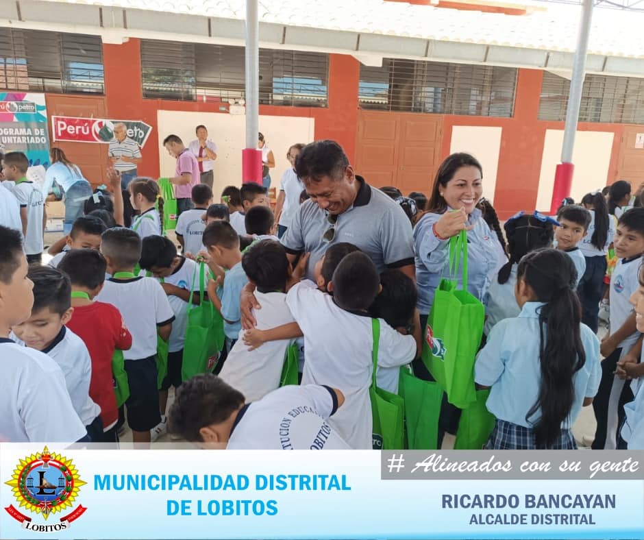 Archivo JPG de Alcalde entrega útiles escolares a niños Lobiteños.
