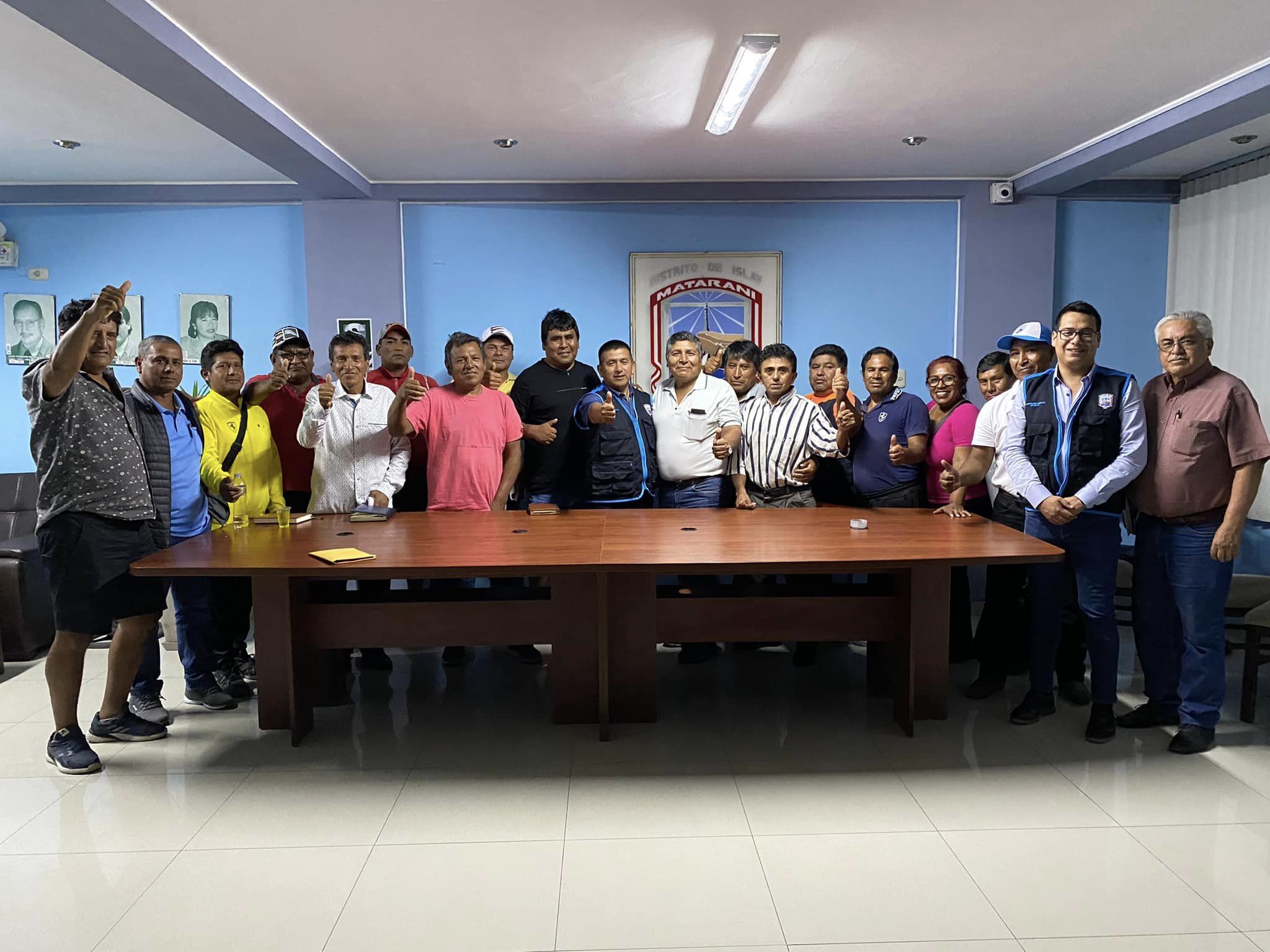 Foto oficial del alcalde Irwin Santoyo donde se reunió con los dirigentes del sector pesquero de Islay.