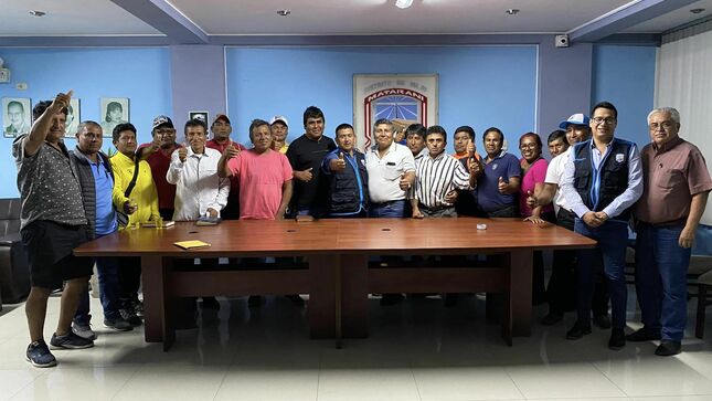Foto oficial del alcalde Irwin Santoyo donde se reunió con los dirigentes del sector pesquero de Islay.