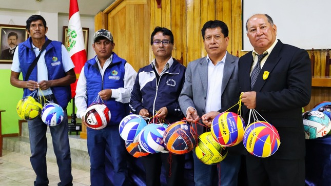 El alcalde de Condebamba Manuel Villar Romero, en compañía de sus regidores realizaron la entrega de balones de Fútbol y vóley a todos los directores de las Instituciones Educativas del distrito, con la finalidad de promover la practica deportiva en la niñez y juventud.
Con este apoyo inicia el fortalecimiento de las diciplinas de fútbol y vóley, ya que este año Condebamba será la sede provincial de los juegos escolares. En otro momento los directores agradecieron al alcalde por apoyar a la practica del deporte.