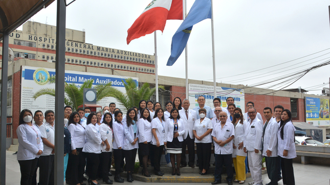 Izamiento de pabellón nacional conmemorando el “Día del Químico Farmacéutico”