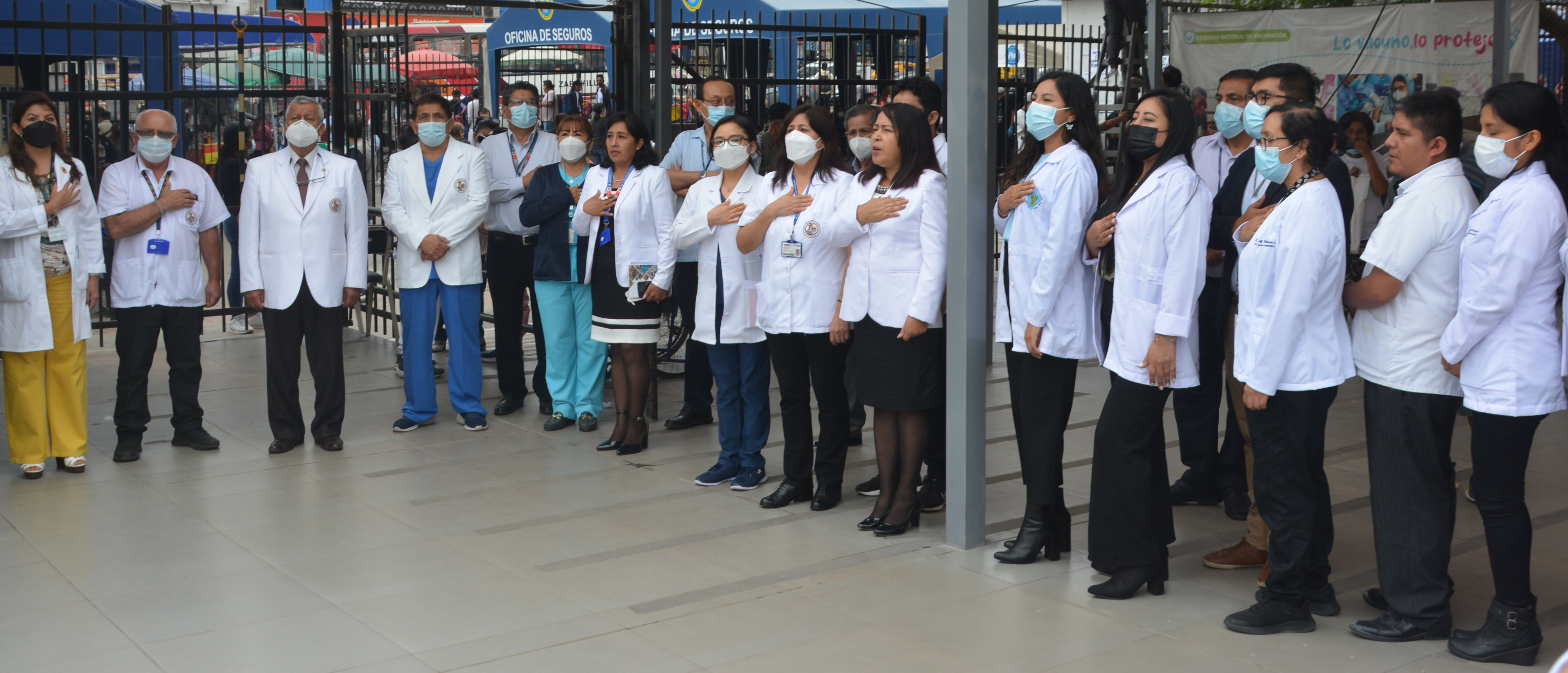 Izamiento de pabellón nacional conmemorando el “Día del Químico Farmacéutico”