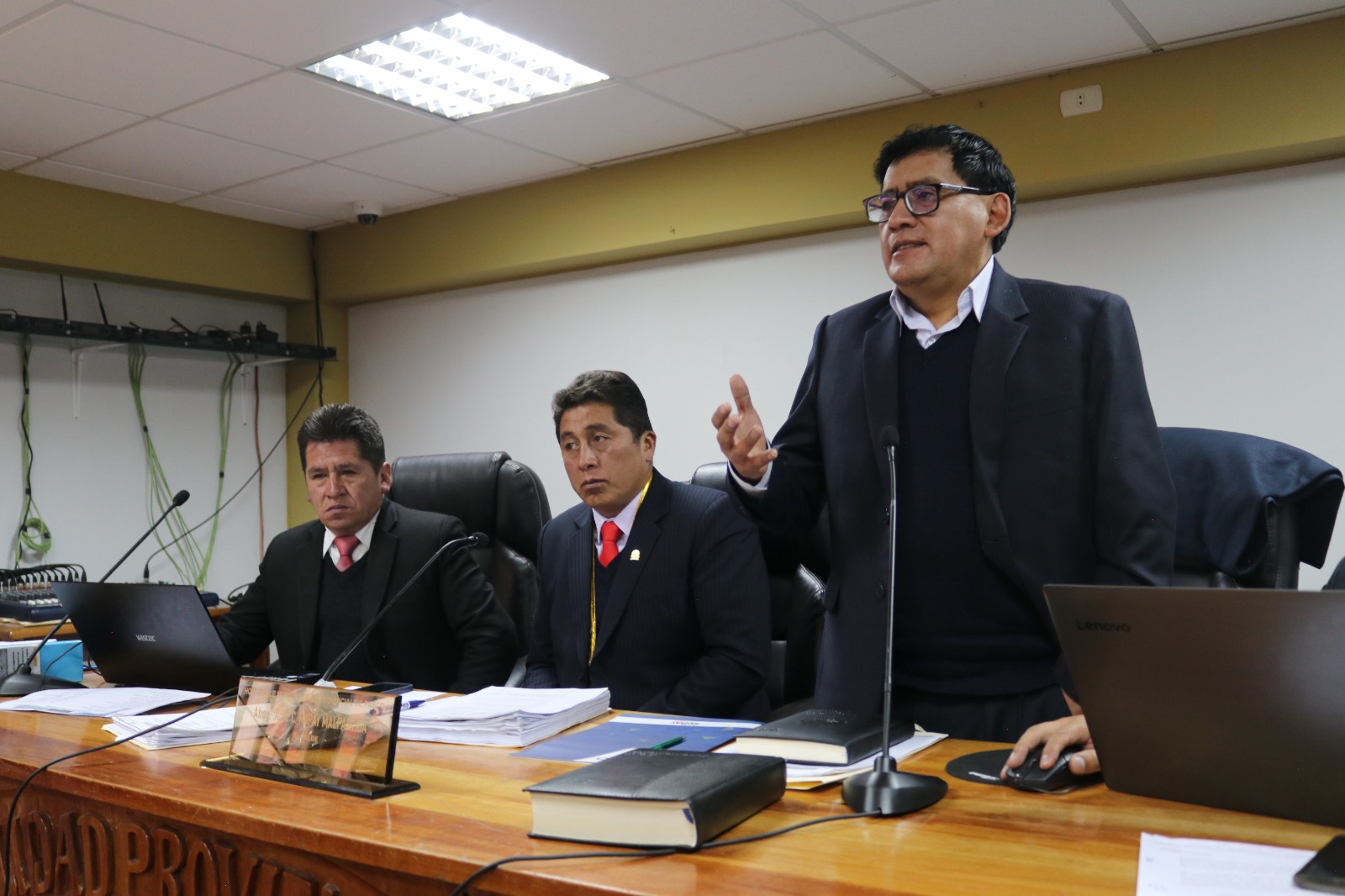 Archivo JPG el alcalde dando las palabras