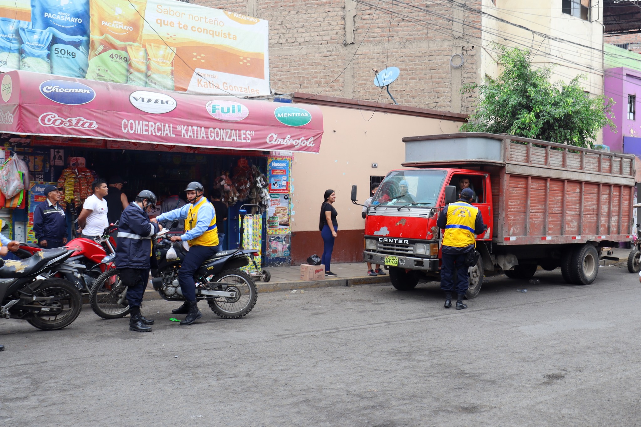 MPH realizó operativo para retirar camiones de la Av. Cahuas y exhortó a los comercios a respetar los horarios de descarga