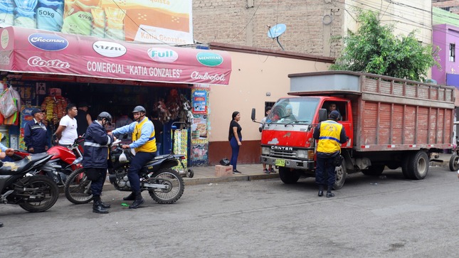 MPH realizó operativo para retirar camiones de la Av. Cahuas y exhortó a los comercios a respetar los horarios de descarga