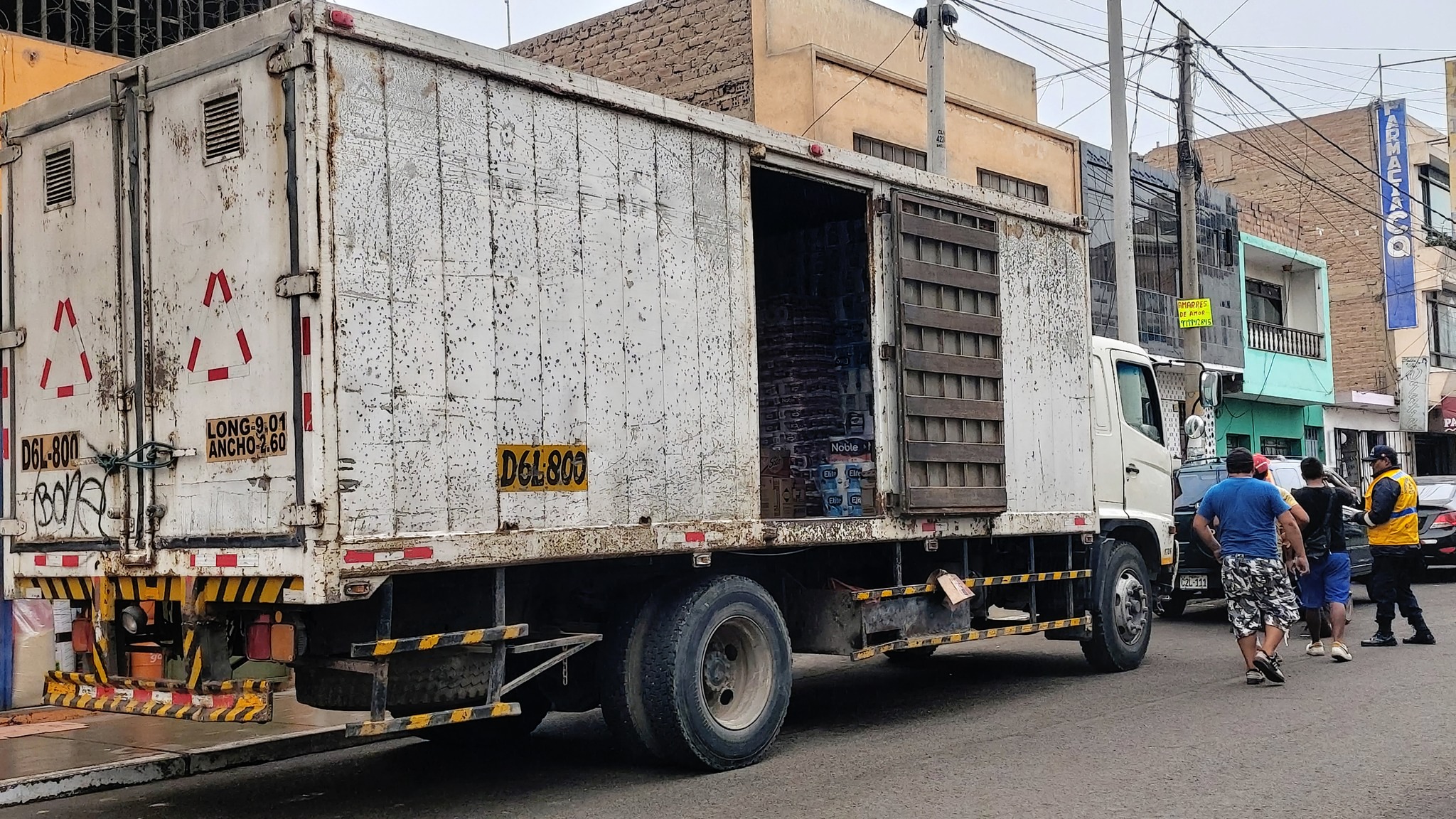 MPH realizó operativo para retirar camiones de la Av. Cahuas y exhortó a los comercios a respetar los horarios de descarga
