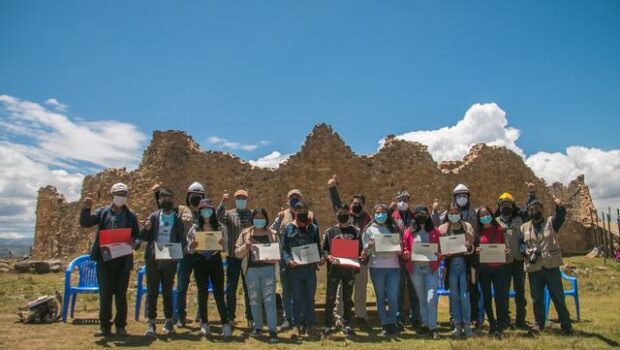 Servidores de la unidad ejecutora junto a escolares que participaron de concurso de relatos