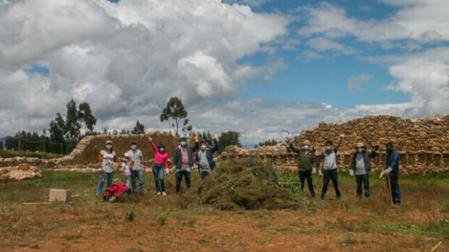 Jóvenes huamachuquinos apoyando en el mantenimiento del sitio arqueológico Wiraqochapampa