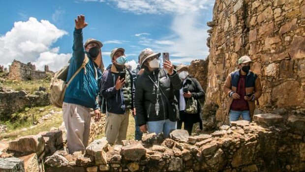 Servidores de la unidad ejecutora brindando información a los guias de turismo