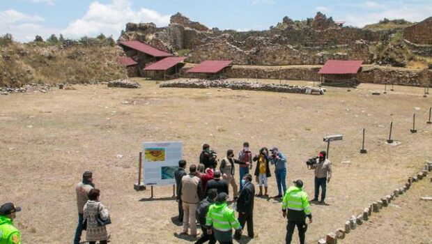 Visitantes en la plaza principal del sector El Castillo en Marcahuamachuco