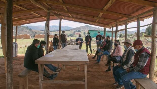Servidores de la unidad ejecutora y demás instituciones locales desarrollando una mesa de trabajo