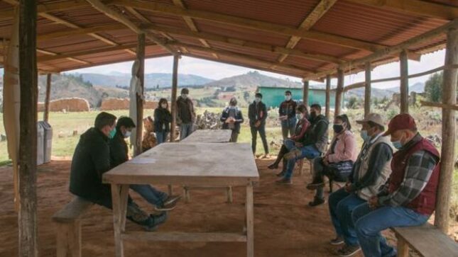 Servidores de la unidad ejecutora y demás instituciones locales desarrollando una mesa de trabajo