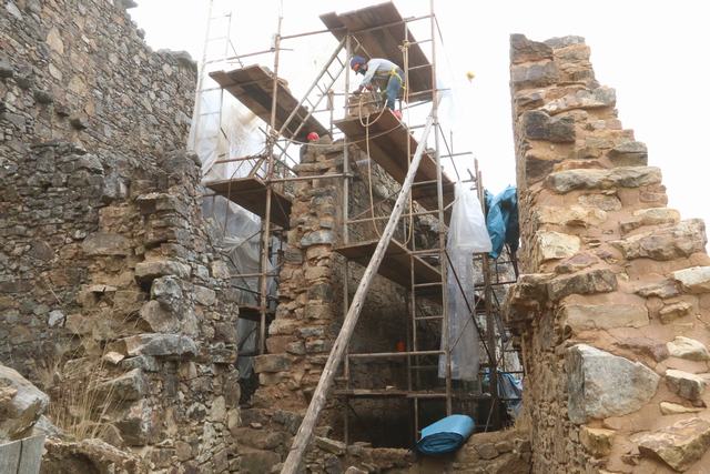 Servidores de la unidad ejecutora interviniendo un muro arqueológico en Marahuamachuco
