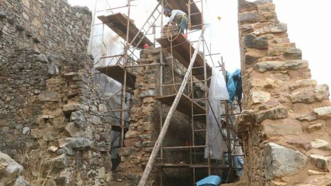 Servidores de la unidad ejecutora interviniendo un muro arqueológico en Marahuamachuco
