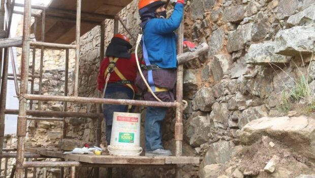 Servidores de la unidad ejecutora interviniendo un muro arqueológico en Marahuamachuco