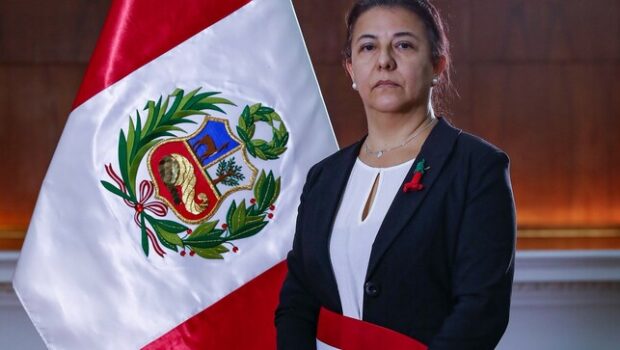 Fotografía retrato de la nueva ministra luego de su juramentación.