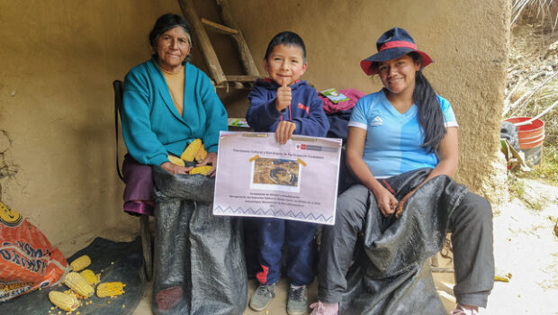 Familia de las zonas adyacentes a Marcahuamachuco posando después de recibir charlas de sensibilización