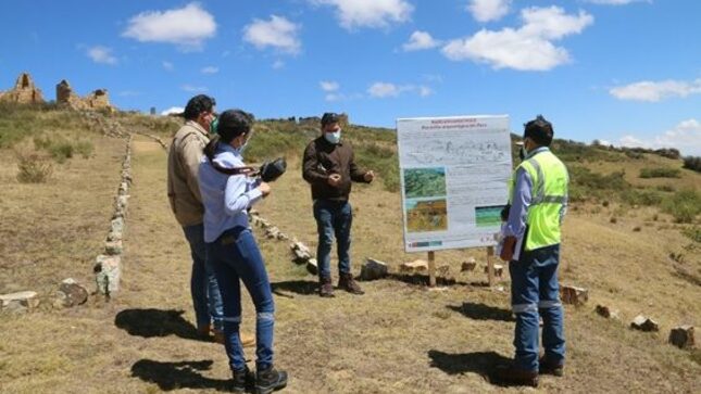 Servidores de unidad ejecutora realizando una visita técnica en Marcahuamachuco