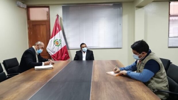 Servidores de la unidad ejecutora y la comuna provincial desarrollando una mesa de trabajo
