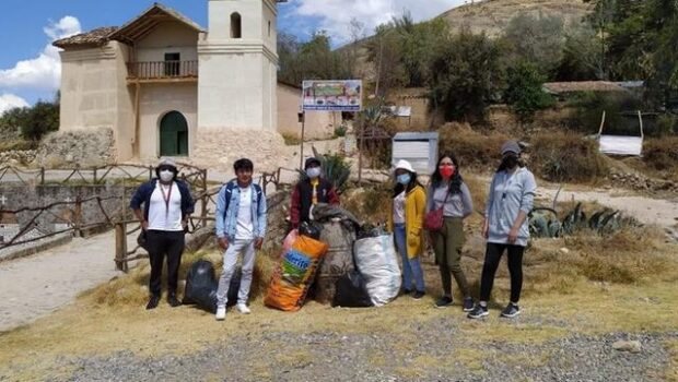 Pobladores realizando actividades de limpieza y mantenimiento en espacios patrimoniales