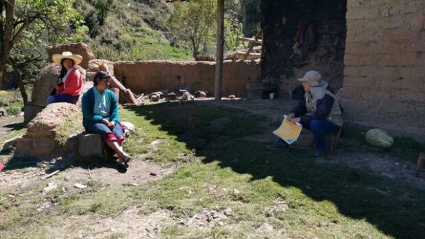 Servidores de la unidad ejecutora realizando charlas de prevsión de incendios forestales