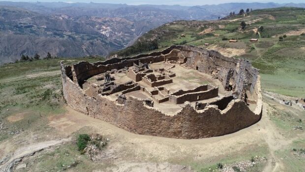 Fotografía aéra del edificio A del sector Cerro Las Monjas de Marcahuamachuco