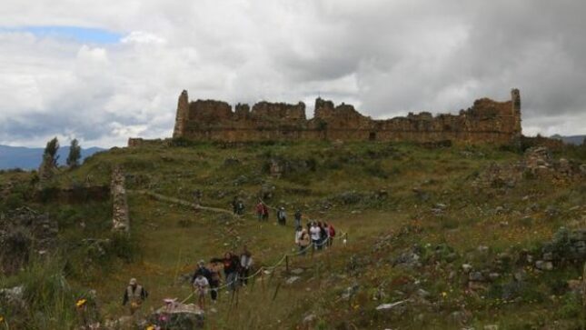Visitantes realizando un recorrido interpretativo en Marcahuamachuco