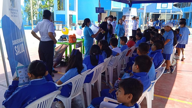 Capacitan a estudiantes para que repliquen lo aprendido en su hogar.