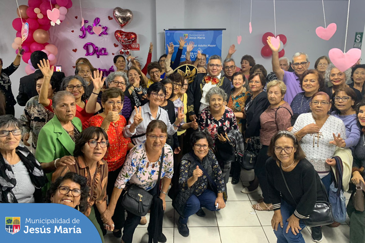 A pocos días de celebrarse 🌺 el “Día de la Madre”, la Municipalidad de Jesús María y la Casa del Adulto Mayor 👵🏼, organizaron una amena reunión para homenajear a todas las mamis en su día 🌟🎁.