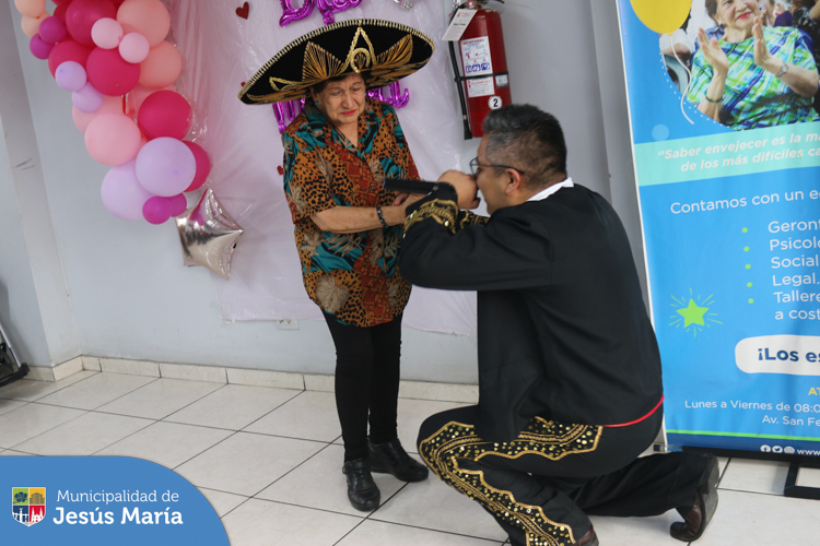 A pocos días de celebrarse 🌺 el “Día de la Madre”, la Municipalidad de Jesús María y la Casa del Adulto Mayor 👵🏼, organizaron una amena reunión para homenajear a todas las mamis en su día 🌟🎁.