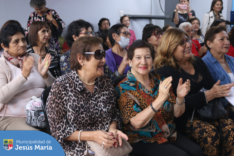 A pocos días de celebrarse 🌺 el “Día de la Madre”, la Municipalidad de Jesús María y la Casa del Adulto Mayor 👵🏼, organizaron una amena reunión para homenajear a todas las mamis en su día 🌟🎁.
