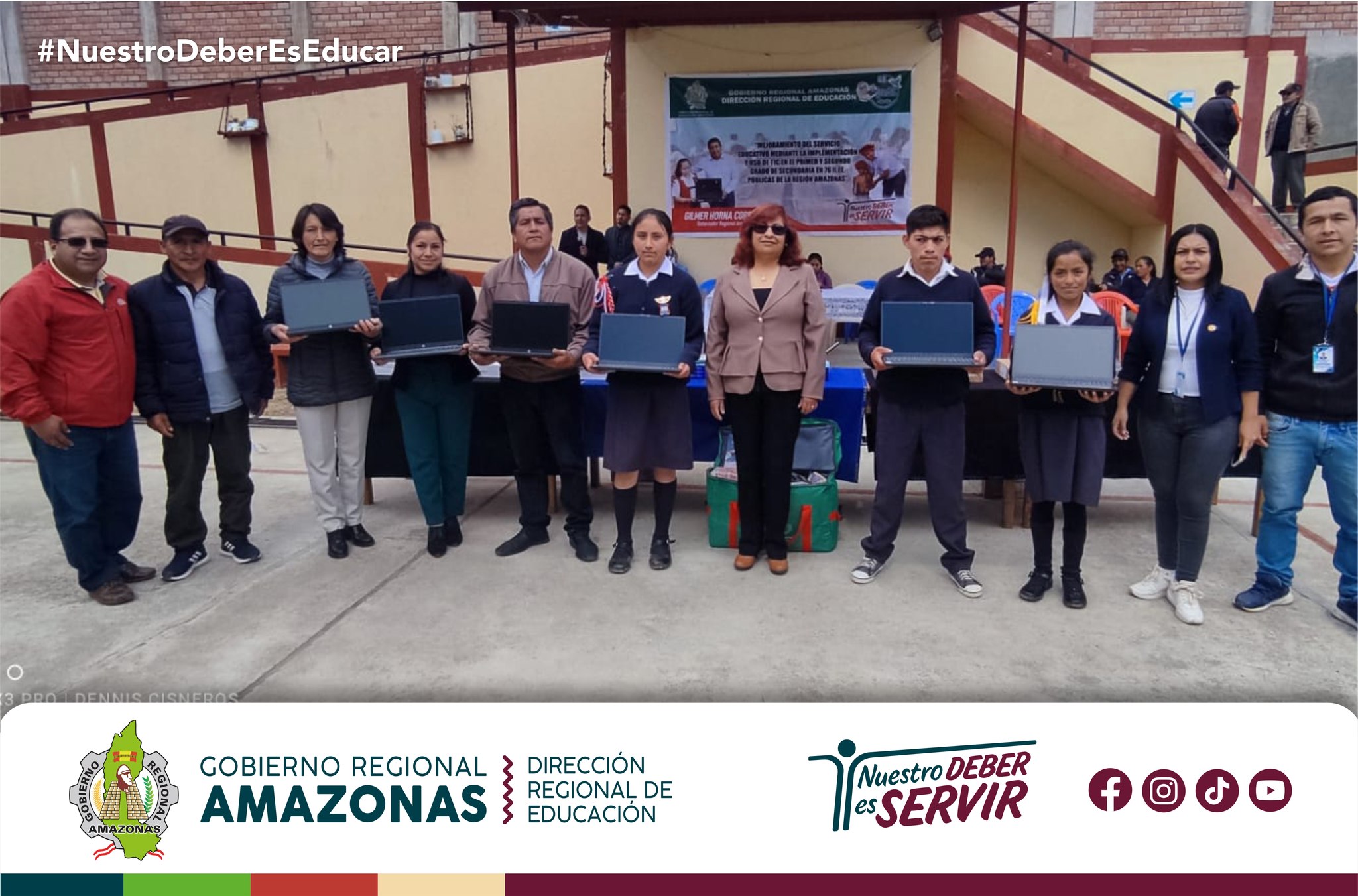 docentes y alumnos recibiendo laptops