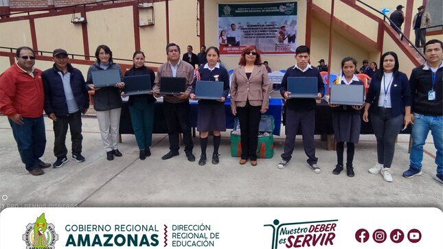 docentes y alumnos recibiendo laptops